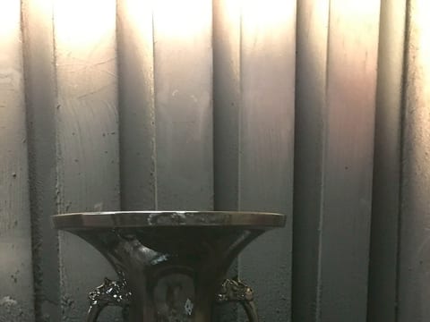 高級感ある黒の壺型