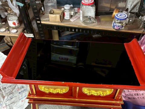 装飾を施した朱仏具
