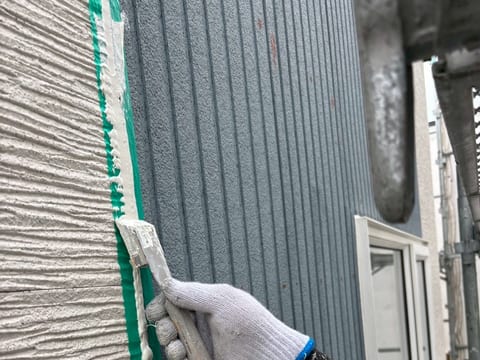 白外壁の細部仕上げ